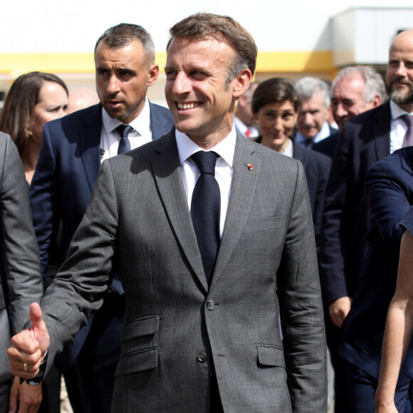 Le président français Emmanuel Macron et le ministre de l'éducation, Gabriel Attal se rendent dans les Pyrénées-Atlantiques, à Orthez, aux côtés des élèves et personnels du collège Daniel Argote, à l'occasion de la rentrée scolaire, en France, le 5 septembre 2023. © Stéphane Lemouton/Bestimage