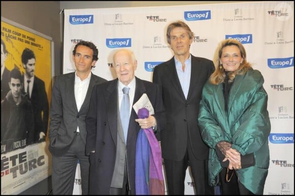 Alexandre Bombard, directeur Europe 1, Jacques Chancel en compagnie de son épouse et Dominique Desseigne à l'avant-première du film tête de Turc au cinéma Publicis sur les Champs-Elysées à Paris le 22 mars 2010