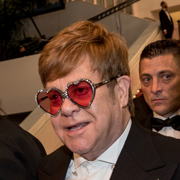 Il s'est soulagé dans une bouteille en plastique amenée par un de ses garde du corps

Elton John (Lunettes Gucci) - Descente des marches du film "Rocketman" lors du 72ème Festival International du Film de Cannes. Le 16 mai 2019 © Jacovides-Moreau / Bestimage