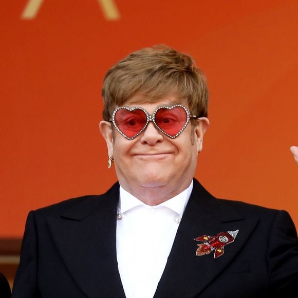 "Le liquide a fini par déborder, du coup le garde du corps est allé chercher une serviette pour essuyer, mais ça a laissé une trace sur le sol", ajoute-t-il

Elton John (Lunettes Gucci) - Montée des marches du film "Rocketman" lors du 72ème Festival International du Film de Cannes. Le 16 mai 2019 © Jacovides-Moreau / Bestimage