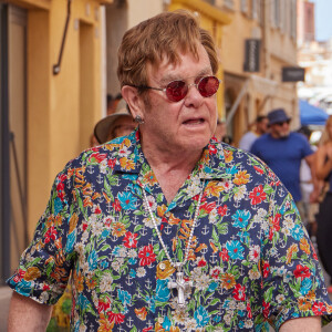 Il s'est soulagé dans une bouteille dans un magasin !
Elton John va au restaurant "Loulou" à Ramatuelle avant de faire du shopping à Saint-Tropez. © Agence / Bestimage 