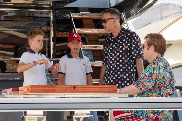 La star de la pop s'est rendue dans un magasin de chaussures avec ses deux fils, Elijah et Zachary
Semi-Exclusif - Elton John et son mari David Furnish, accompagnés de leurs fils Zachary 12 ans et Elijah, 9 ans, et de quelques amis, vont au restaurant "Loulou" à Ramatuelle avant de faire du shopping à Saint-Tropez, le 10 août 2023.