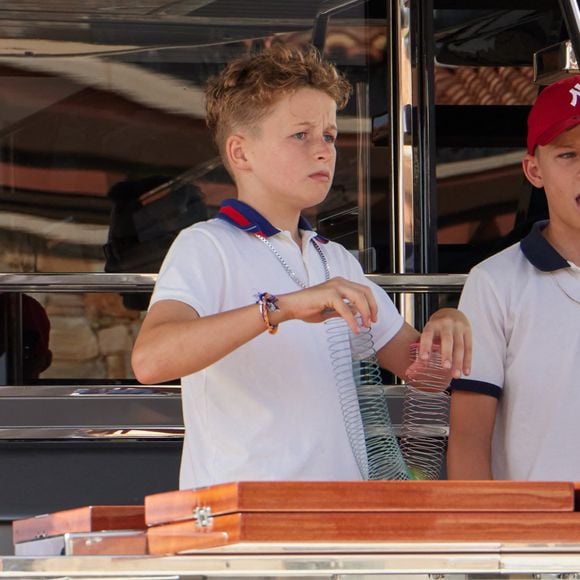 La star de la pop s'est rendue dans un magasin de chaussures avec ses deux fils, Elijah et Zachary
Semi-Exclusif - Elton John et son mari David Furnish, accompagnés de leurs fils Zachary 12 ans et Elijah, 9 ans, et de quelques amis, vont au restaurant "Loulou" à Ramatuelle avant de faire du shopping à Saint-Tropez, le 10 août 2023.