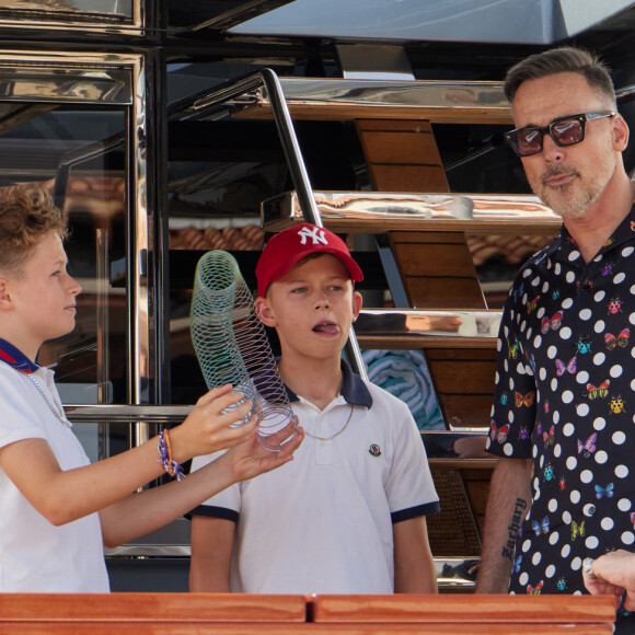 Semi-Exclusif - Elton John et son mari David Furnish, accompagnés de leurs fils Zachary 12 ans et Elijah, 9 ans, et de quelques amis, vont au restaurant "Loulou" à Ramatuelle avant de faire du shopping à Saint-Tropez, le 10 août 2023.