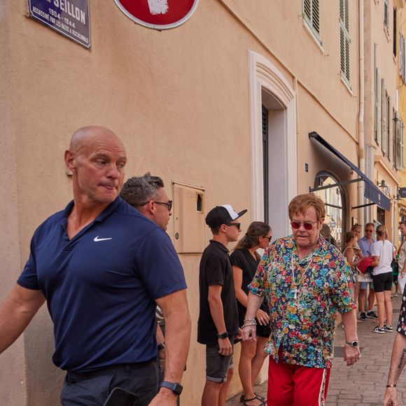 Semi-Exclusif - Elton John et son mari David Furnish, accompagnés de leurs fils Zachary 12 ans et Elijah, 9 ans, et de quelques amis, vont au restaurant "Loulou" à Ramatuelle avant de faire du shopping à Saint-Tropez, le 10 août 2023.