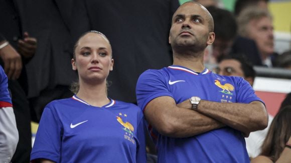 Tony Parker avec sa nouvelle compagne dégoûtés dans les tribunes après la défaite de la France à l'Euro