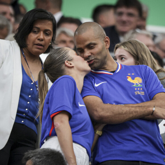 Tony Parker et sa compagne Agathe Teyssier - Célébrités dans les tribunes de la demi-finale de l'Euro 2024 entre l'Espagne et la France (2-1) à Munich en Allemagne le 9 juillet 2024.