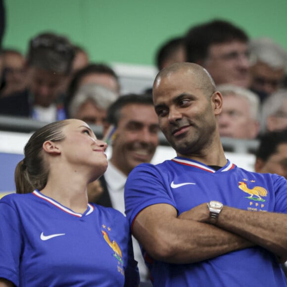 Tony Parker et sa compagne Agathe Teyssier - Célébrités dans les tribunes de la demi-finale de l'Euro 2024 entre l'Espagne et la France (2-1) à Munich en Allemagne le 9 juillet 2024.