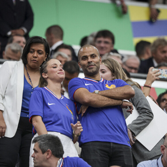 Tony Parker et sa compagne Agathe Teyssier - Célébrités dans les tribunes de la demi-finale de l'Euro 2024 entre l'Espagne et la France (2-1) à Munich en Allemagne le 9 juillet 2024.
