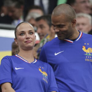 Tony Parker et Agathe Teyssier supporters des Bleus
 
Tony Parker et sa compagne Agathe Teyssier - Célébrités dans les tribunes de la demi-finale de l'Euro entre l'Espagne et la France à Munich en Allemagne.