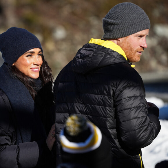 Le prince Harry et Meghan Markle lors d'une visite au camp d'entrainement des athlètes des Invictus Games 2024 à Whistler en Colombie Britannique le 15 février 2024