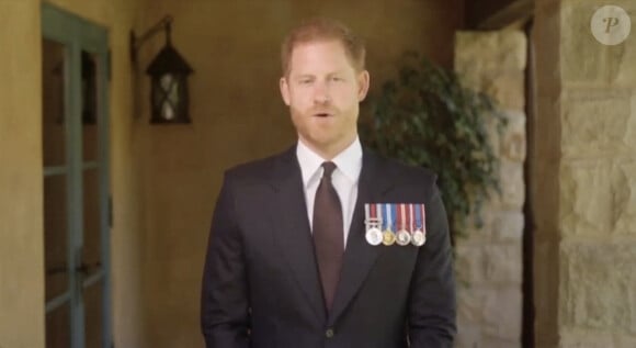 Le prince Harry, duc de Sussex, a honoré son amie le sergent de première classe Elizabeth Marks, en lui remettant le prestigieux prix du soldat de l'année du Military Times, en vidéo 