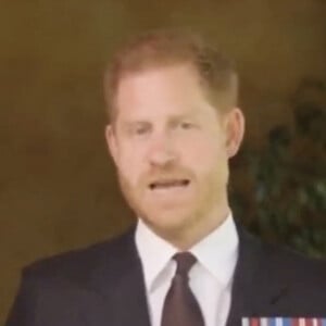 Le prince Harry, duc de Sussex, a honoré son amie le sergent de première classe Elizabeth Marks, en lui remettant le prestigieux prix du soldat de l'année du Military Times, en vidéo 