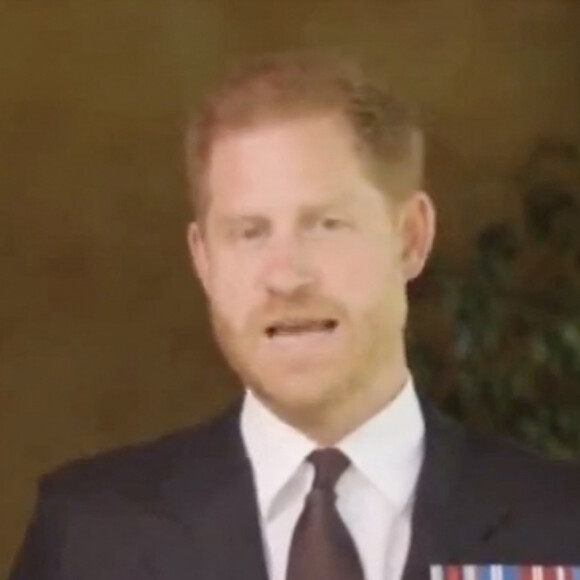 Le prince Harry, duc de Sussex, a honoré son amie le sergent de première classe Elizabeth Marks, en lui remettant le prestigieux prix du soldat de l'année du Military Times, en vidéo 