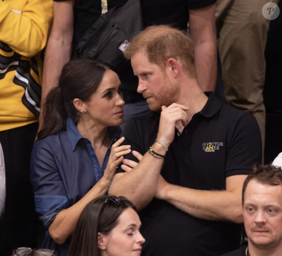 Ses amis d'armée ou d'école ne feraient aucun effort pour venir le voir et Meghan Markle jouerait un rôle dans l'histoire
Le prince Harry, duc de Sussex et Meghan Markle, duchesse de Sussex aux Invictus Games 2023 à Dusseldorf le 15 septembre 2023. 