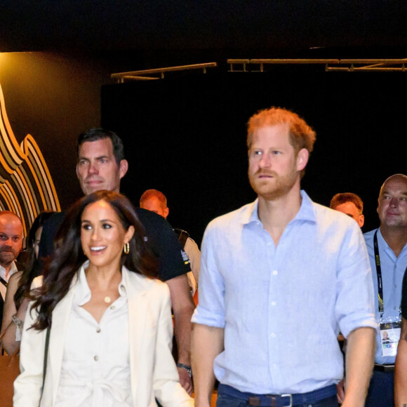 "Il s'ennuie de plus en plus, il regarde en arrière, il regrette Londres où vivent encore la plupart de ses proches d'armée et d'école" ajoute un autre
Le prince Harry, duc de Sussex et Meghan Markle, duchesse de Sussex, aux Invictus Games 2023 à Dusseldorf, le 15 septembre 2023. 