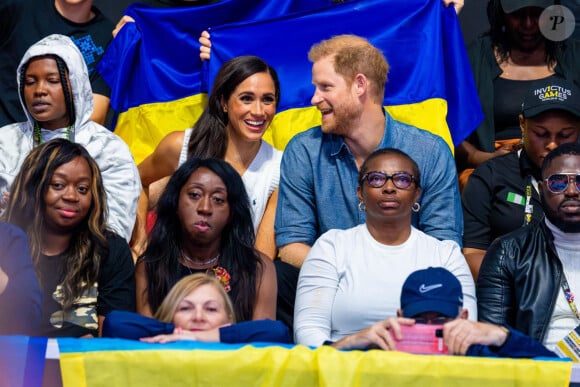 Malgré les apparences, il serait rongé par la nostalgie principalement concernant ses amis
Meghan Markle et Harry aux Invictus Games en Allemagne