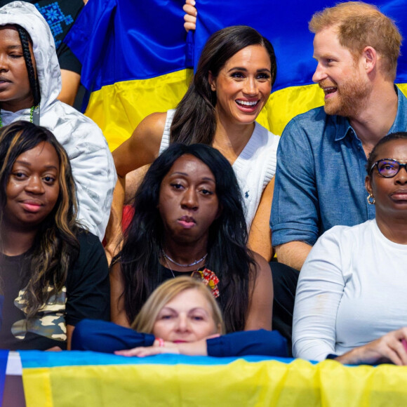 Malgré les apparences, il serait rongé par la nostalgie principalement concernant ses amis
Meghan Markle et Harry aux Invictus Games en Allemagne