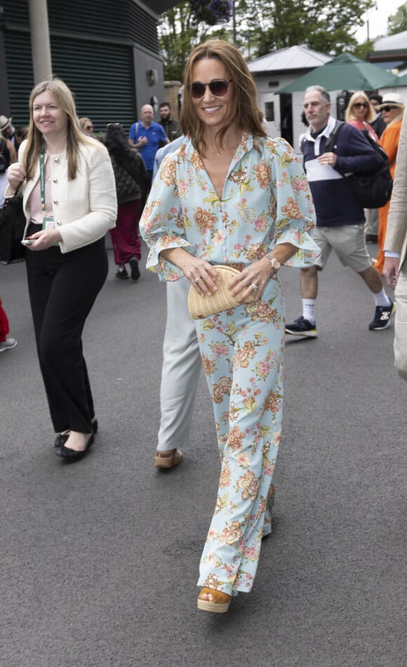 Par ailleurs, les parents de Pippa, Carole et Michael Middleton étaient également présents et se sont affichés tout sourire en tribunes du match opposant le Serbe Novak Djokovic et le Britannique Jacob Fearnley.
Pippa Middleton à Wimbledon
