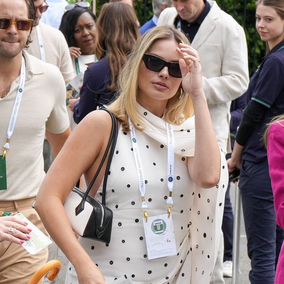 Cette journée a également été l'occasion de voir Margot Robbie et son joli ventre rond. 
Margot Robbie à Wimbledon