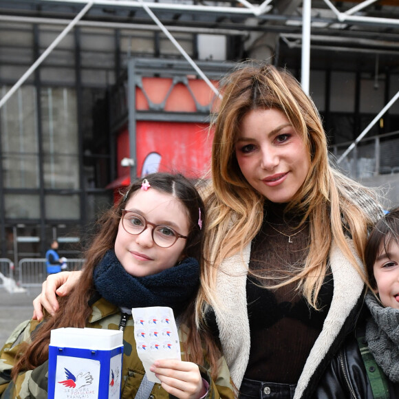lola Marois et son fils Jules Bigard au lancement national du "Don'actions" pour la campagne de collecte du Secours populaire français à Paris, France, le 14 janvier 2023. © Veeren/Bestimage 