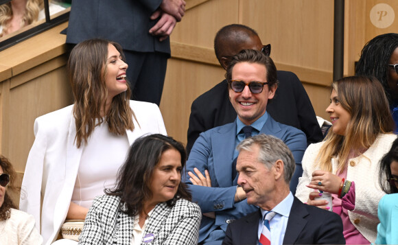 Dans les tribunes, Maria Sharapova et Alexander Gilkes (en couple depuis 2018) étaient également présents.
Maria Sharapova, Alexander Gilkes et Marion Bartoli à Wimbledon