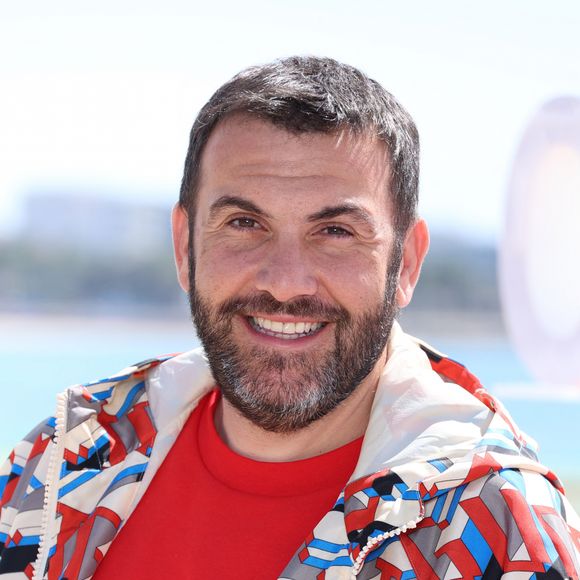 Laurent Ournac lors du photo call de ''Camping paradis' sur la plage du Majestic lors de la 7eme saison de 'CanneSeries' à Cannes le 6 Avril 2024 Denis Guignebourg/BestImage
