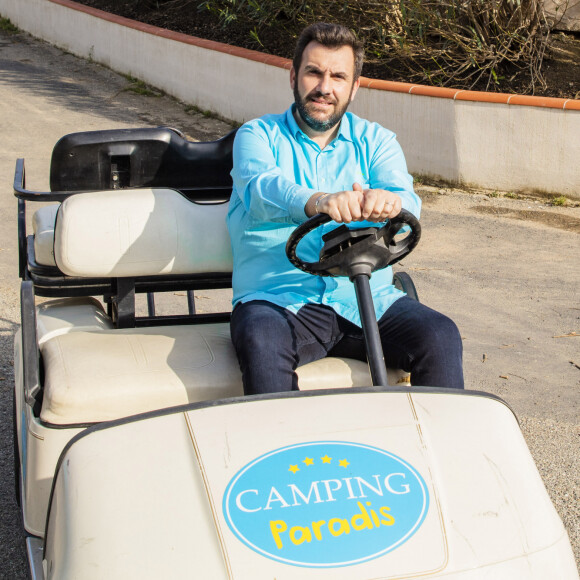 L'occasion de s'intéresser à ce programme
Exclusif - Laurent Ournac est allé former les futurs dirigeants du "Camping Paradis", à Argelès / mer, au Camping Paradis. © Jack Tribeca / Bestimage