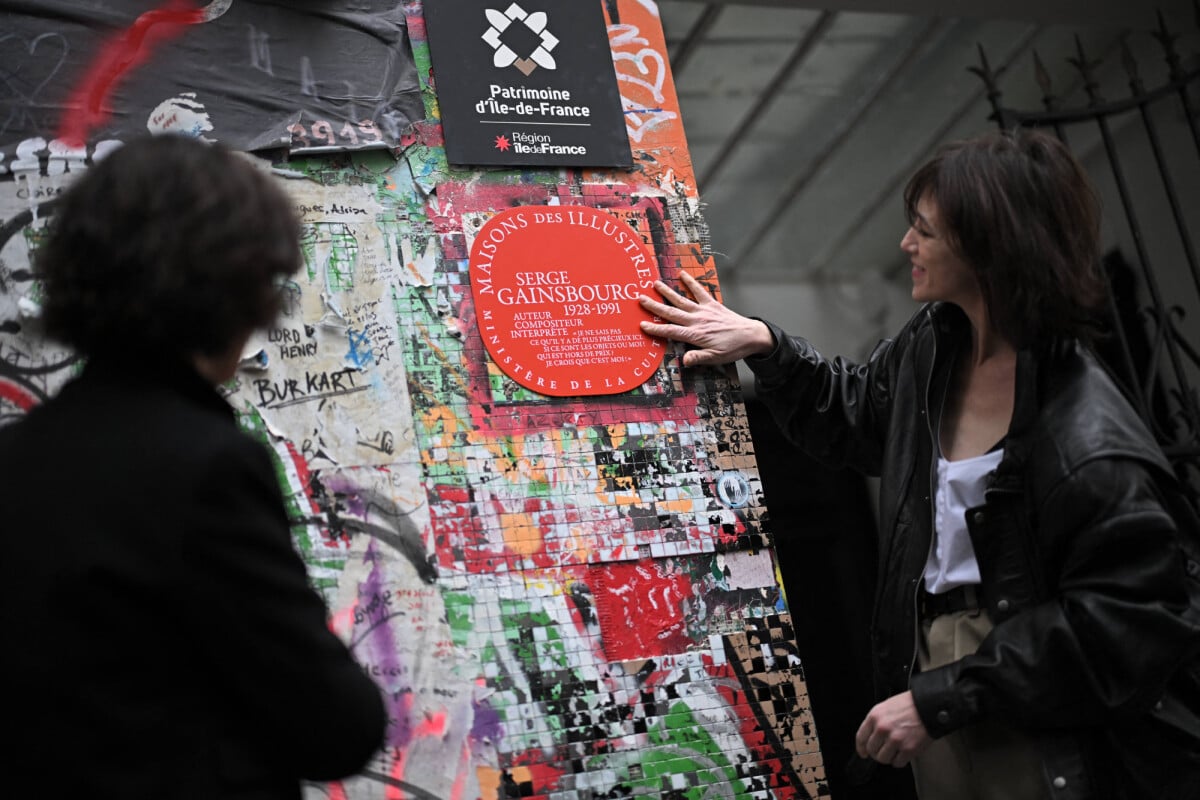 Photo : Désormais, elle veut entretenir la mémoire de ses parents,  notamment grâce à la Maison Gainsbourg...Rachida Dati, ministre française  de la Culture, et Charlotte Gainsbourg lors de la cérémonie de dévoilement