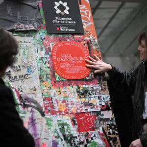 Désormais, elle veut entretenir la mémoire de ses parents, notamment grâce à la Maison Gainsbourg...Rachida Dati, ministre française de la Culture, et Charlotte Gainsbourg lors de la cérémonie de dévoilement de la plaque "Maison des Illustres" à la Maison Gainsbourg à Paris, France, le 2 avril 2024. Photo par Eliot Blondet/ABACAPRESS.COM