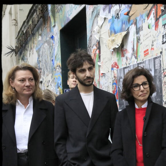 Lorraine Dauchez, Ben Attal, la ministre de la Culture Rachida Dati, Charlotte Gainsbourg assistant à l'inauguration de la plaque de la Maison des Illustres devant la Maison Gainsbourg à Paris, France, le 2 avril 2024. Photo par Alain Guizard/ABACAPRESS.COM