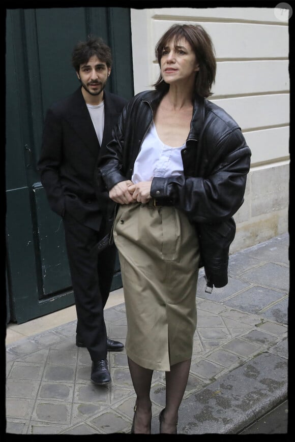 Ben Attal, Charlotte Gainsbourg assistent à l'inauguration de la plaque de la Maison des Illustres devant la Maison Gainsbourg à Paris, France, le 2 avril 2024. Photo par Alain Guizard/ABACAPRESS.COM