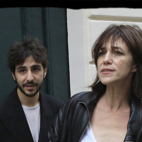 Ben Attal, Charlotte Gainsbourg assistent à l'inauguration de la plaque de la Maison des Illustres devant la Maison Gainsbourg à Paris, France, le 2 avril 2024. Photo par Alain Guizard/ABACAPRESS.COM