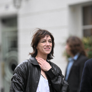 Charlotte Gainsbourg lors de la cérémonie de dévoilement de la plaque "Maison des Illustres" à la Maison Gainsbourg à Paris, France, le 2 avril 2024. Photo par Eliot Blondet/ABACAPRESS.COM