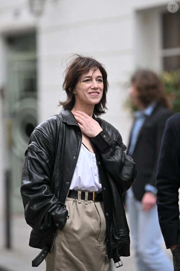 Charlotte Gainsbourg lors de la cérémonie de dévoilement de la plaque "Maison des Illustres" à la Maison Gainsbourg à Paris, France, le 2 avril 2024. Photo par Eliot Blondet/ABACAPRESS.COM