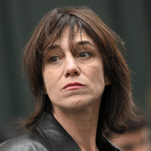 Dure journée pour Charlotte Gainsbourg. Ce 16 juilet marque le premier anniversaire de la mort de sa mère Jane BirkinCharlotte Gainsbourg lors de la cérémonie de dévoilement de la plaque "Maison des Illustres" à la Maison Gainsbourg à Paris, France. Photo par Eliot Blondet/ABACAPRESS.COM
