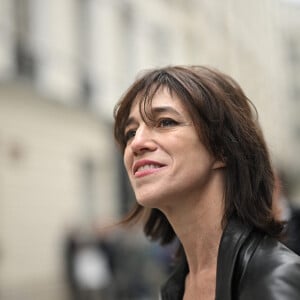 Charlotte Gainsbourg lors de la cérémonie de dévoilement de la plaque "Maison des Illustres" à la Maison Gainsbourg à Paris, France, le 2 avril 2024. Photo par Eliot Blondet/ABACAPRESS.COM