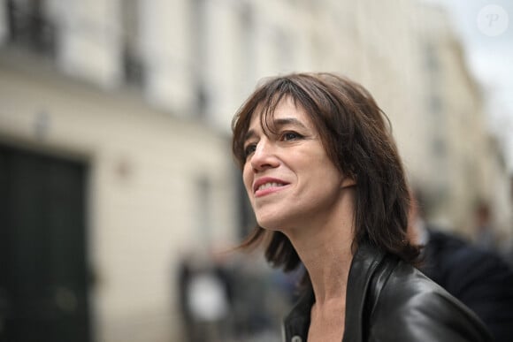 Charlotte Gainsbourg lors de la cérémonie de dévoilement de la plaque "Maison des Illustres" à la Maison Gainsbourg à Paris, France, le 2 avril 2024. Photo par Eliot Blondet/ABACAPRESS.COM