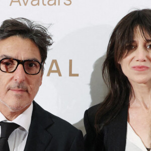 Yvan Attal et Charlotte Gainsbourg assistent au photocall lors du Global Gift Gala 2022 au Four Seasons Hotel George V le 19 novembre 2022 à Paris, France. Photo par Jerome Dominé/ABACAPRESS.COM