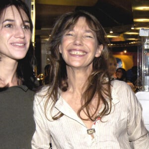 L'actrice britannique Jane Birkin (chemise blanche) pose avec sa mère Judy Campbell (lunettes) et ses deux filles Lou Doillon (veste en cuir) et Charlotte Gainsbourg lors de la première de Merci Dr Rey à Paris le 6 novembre 2003. Photo par Bruno Klein/Limelight/ABACAPRESS.COM