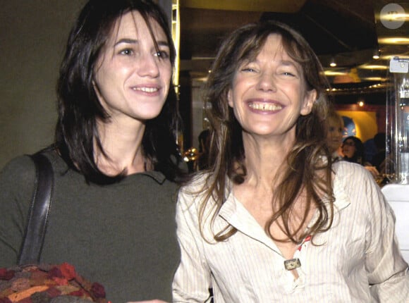 L'actrice britannique Jane Birkin (chemise blanche) pose avec sa mère Judy Campbell (lunettes) et ses deux filles Lou Doillon (veste en cuir) et Charlotte Gainsbourg lors de la première de Merci Dr Rey à Paris le 6 novembre 2003. Photo par Bruno Klein/Limelight/ABACAPRESS.COM