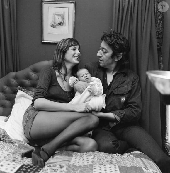 Désormais, Charlotte se dit "orpheline".Jane Birkin, actrice anglaise, et sa fille Charlotte Lucy Gainsbourg, âgée de 23 jours, photographiées ensemble dans son appartement londonien, Cheyne Row, Chelsea, Londres, le jeudi 12 août 1971. Également sur la photo, l'heureux père, Serge Gainsbourg, compositeur français.