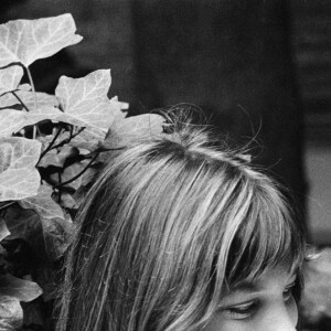 Jane Birkin et Serge Gainsbourg, avec leur nouvelle fille, Charlotte Lucy Gainsbourg, âgée de 5 semaines, photographiés chez eux à Paris, France, le mercredi 15 septembre 1971.