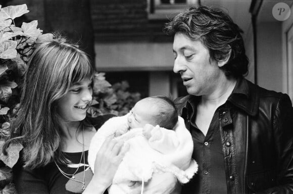 Jane Birkin et Serge Gainsbourg, avec leur nouvelle fille, Charlotte Lucy Gainsbourg, âgée de 5 semaines, photographiés chez eux à Paris, France, le mercredi 15 septembre 1971.