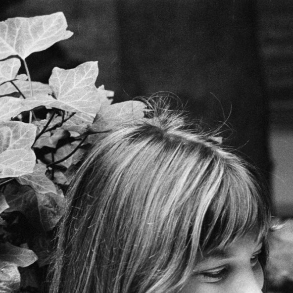 Jane Birkin et Serge Gainsbourg, avec leur nouvelle fille, Charlotte Lucy Gainsbourg, âgée de 5 semaines, photographiés chez eux à Paris, France, le mercredi 15 septembre 1971.