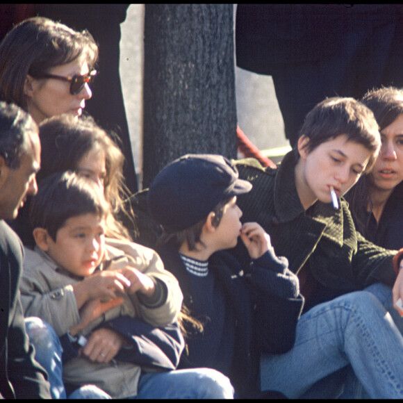 Bambou, son fils Lucien, Jane Birkin, Charlotte Gainsbourg, Natacha et Paul Gainsbourg aux obsèques de Serge Gainsbourg au cimetière Montparnasse. 5 mars 1991.