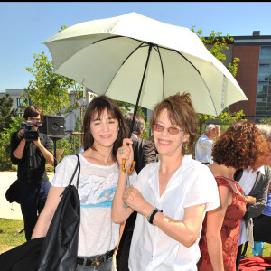 


Jane Birkin et Charlotte Gainsbourg - inauguration du Jardin Serge Gainsbourg Porte des Lilas au-dessus du périphérique. 8 juillet 2010


