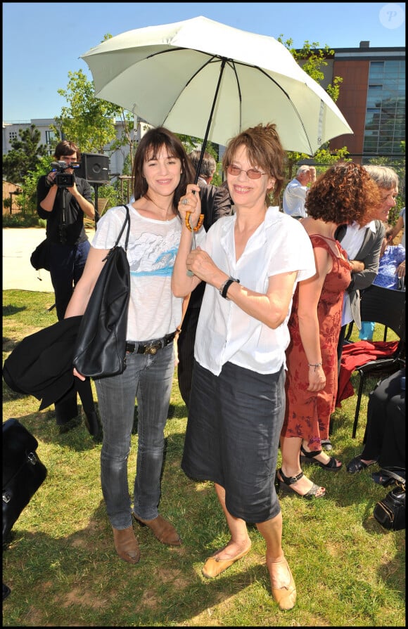 


Jane Birkin et Charlotte Gainsbourg - inauguration du Jardin Serge Gainsbourg Porte des Lilas au-dessus du périphérique. 8 juillet 2010


