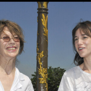 Depuis la mort de son père, elle oeuvre pour qu'il ne soit pas oublié.Jane Birkin et Charlotte Gainsbourg - inauguration du Jardin Serge Gainsbourg Porte des Lilas au-dessus du périphérique. 8 juillet 2010