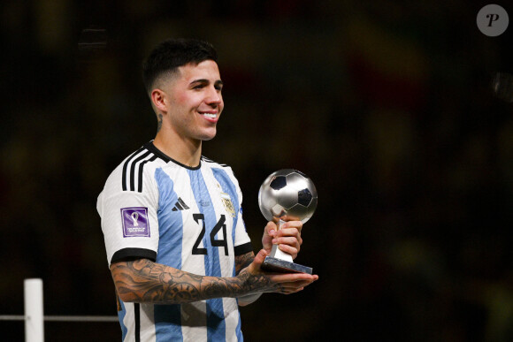 Enzo Fernandez - Remise du trophée de la Coupe du Monde 2022 au Qatar (FIFA World Cup Qatar 2022) à l'équipe d'argentine après sa victoire contre la France en finale (3-3 - tab 2-4). Doha, le 18 décembre 2022.